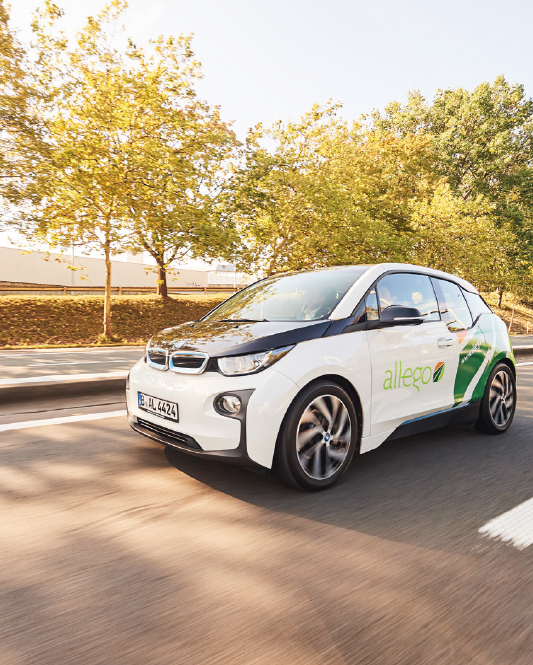 Fahrendes BMW eAuto mit allego Folierung