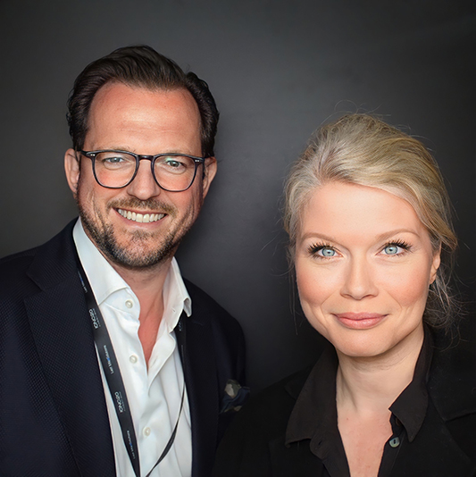 Portrait von Inhaber und Geschäftsführer Thomas M. Chiari und Chief Creative Officer Ines Arntz