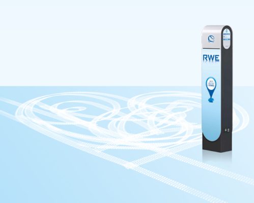 chiari-emobility-case-RWE Auf dem Boden sind Fahrzeugspuren die ein Herz formen, daneben steht eine Ladesäule von RWE zum Thema Elektromobilität